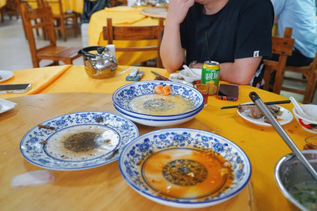 Lazing around in Shunde for 2 days, eating 4 meals a day, gained 3 pounds.—